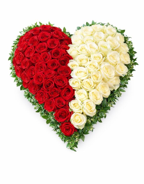 Hjärtformat blomsterarrangemang med röda och vita rosor