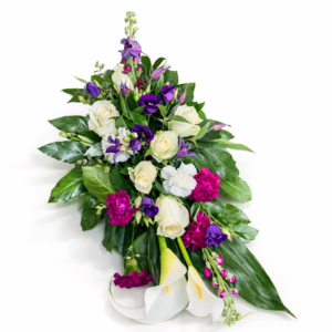 Stående begravningsarrangemang med vita rosor, calla och lila blommor