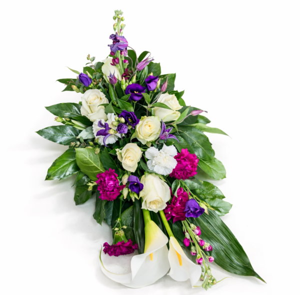 Stående begravningsarrangemang med vita rosor, calla och lila blommor