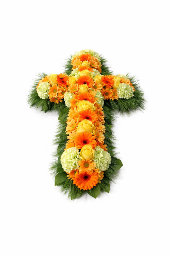 Begravningskors med gula rosor och orange blommor