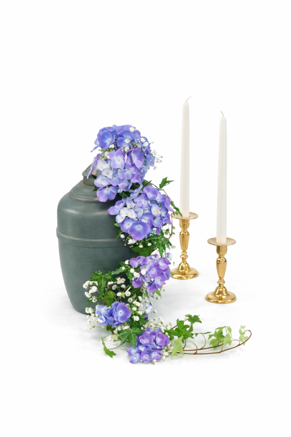 Urndekoration med blå och lila blommor samt grönt