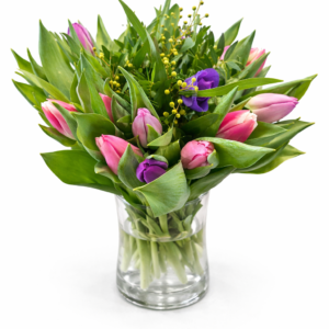 Färgglad tulpanbukett med rosa tulpaner och lila blommor
