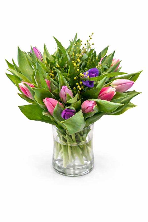 Färgglad tulpanbukett med rosa tulpaner och lila blommor