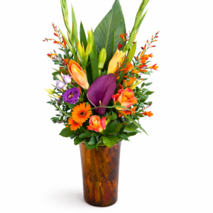 Färgstarkt blomsterarrangemang med rosor, calla och säsongsblommor