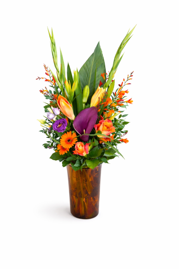 Färgstarkt blomsterarrangemang med rosor, calla och säsongsblommor