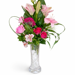 Elegant blomsterbukett med rosa rosor, liljor och säsongsblommor